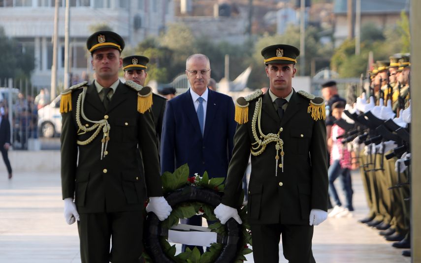 الحمدالله يضع اكليل ورد على ضريح ياسر عرفات