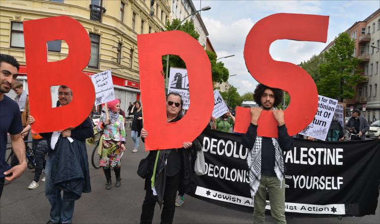 نشطاء من حركة "بي دي أس" في برلين يشاركون بمظاهرة في ذكرى النكبة (الجزيرة)