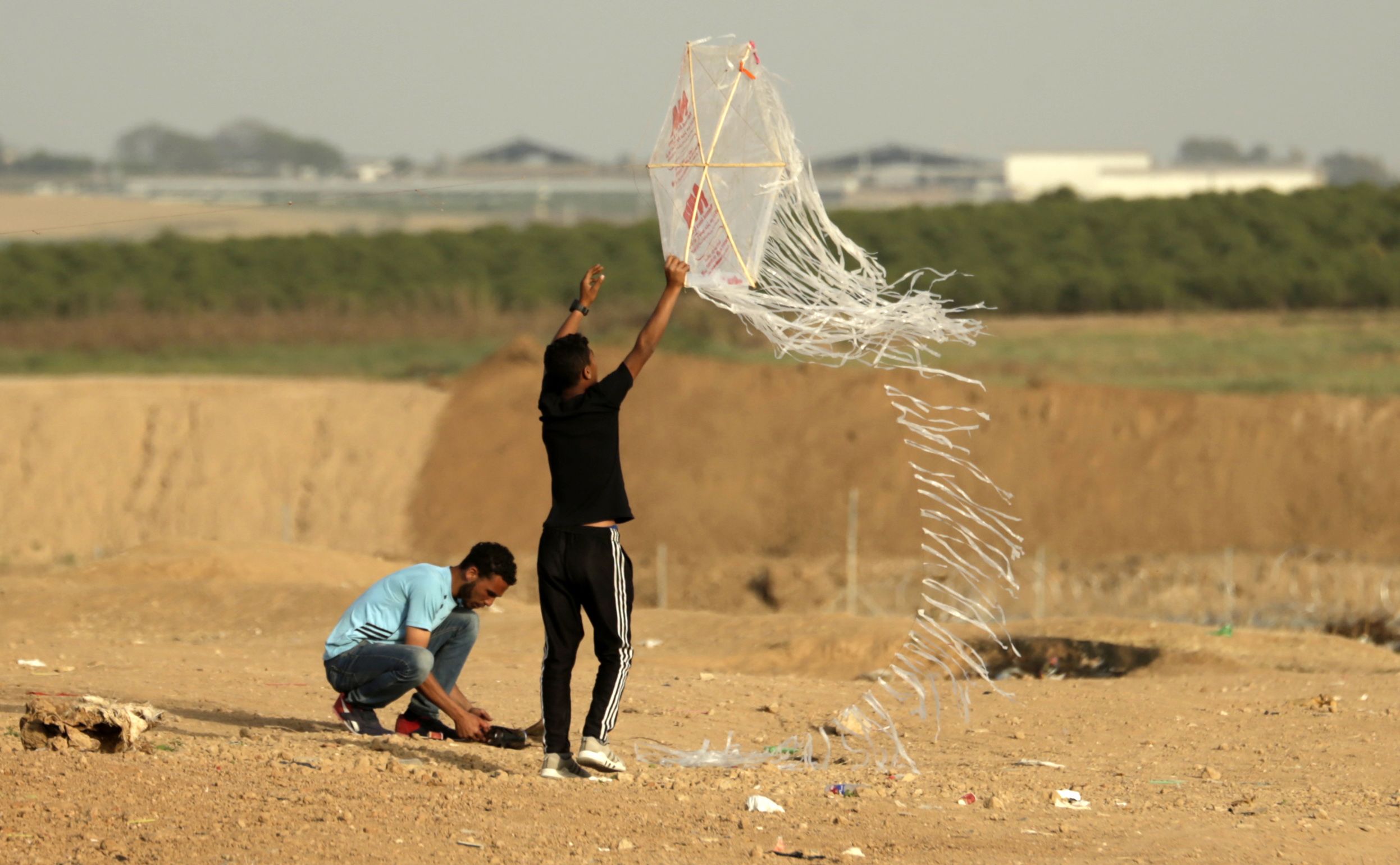 شبان يطلقون طائرة ورقية حارقة