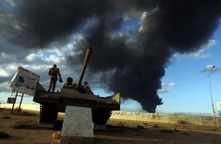 اشتعلت النيران في الخزان السادس بميناء رأس لانوف النفطي، وذلك على خلفية الاشتباكات والقصف- أ ف ب