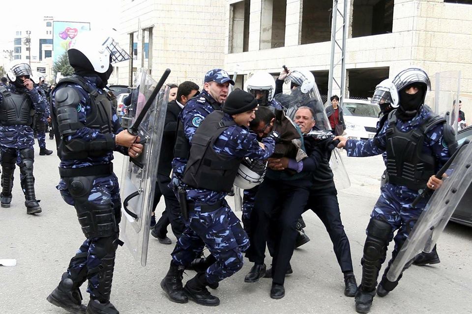 أجهزة السلطة في الضفة تعتقل وتستدعي 5 مواطنين