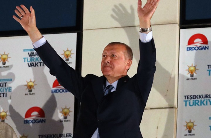 ما قصة الطفل الذي أخر أردوغان عن خطاب النصر؟