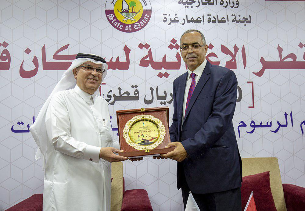 من توقيع المنحة