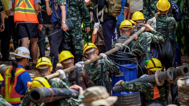 فرق الإنقاذ تسابق الزمن لسحب كميات كبيرة من المياه في الكهف (غيتي )