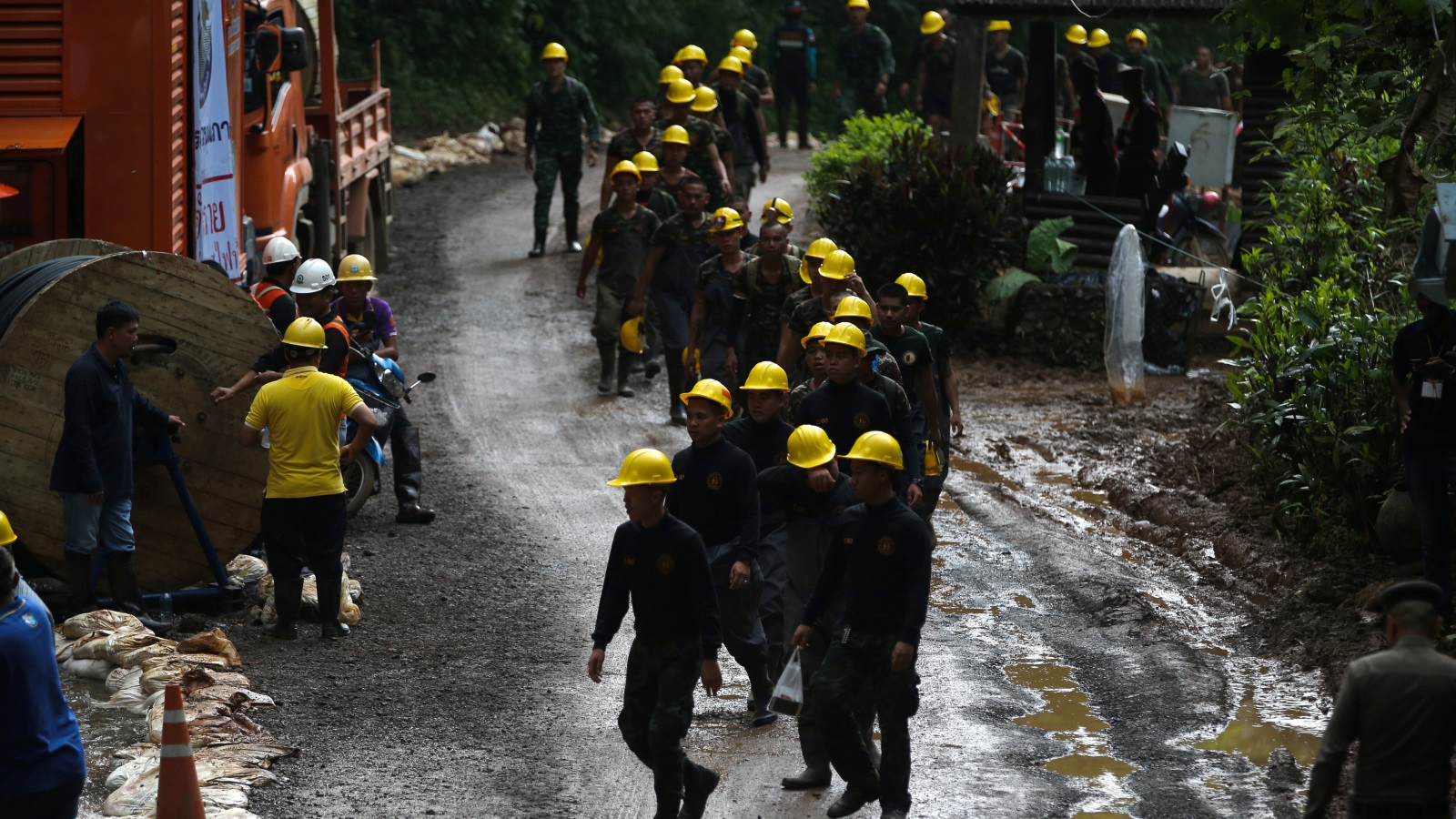 اثناء البحث عن الأطفال العالقين