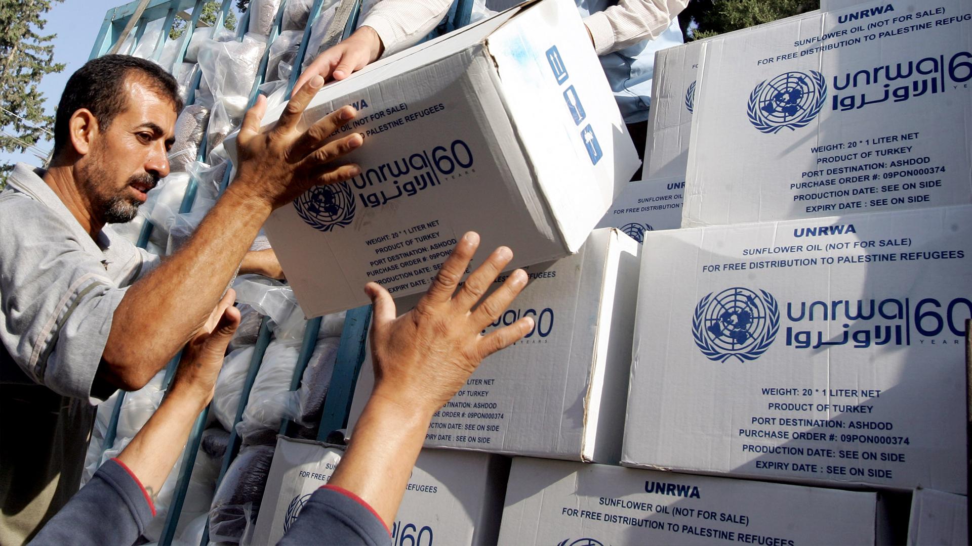 لاجئون يتلقون مساعدات