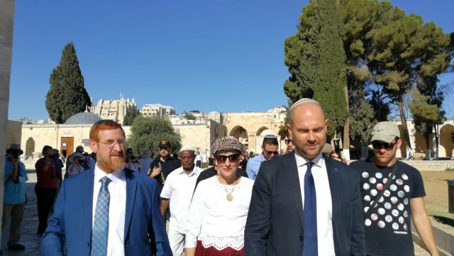 مستوطنون يقتحمون باحات الأقصى 