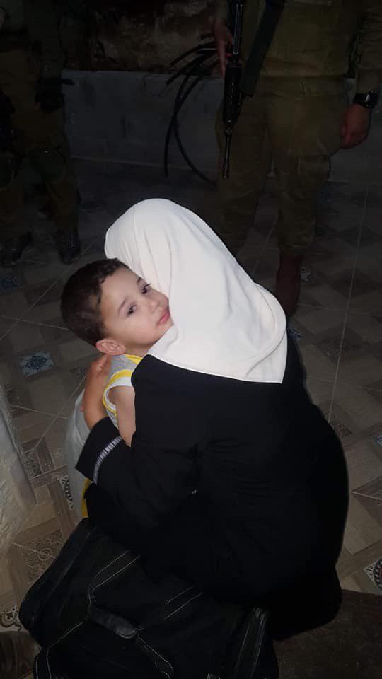 لحظة وداع الكاتبة الصحافية لمى خاطر لطفلها