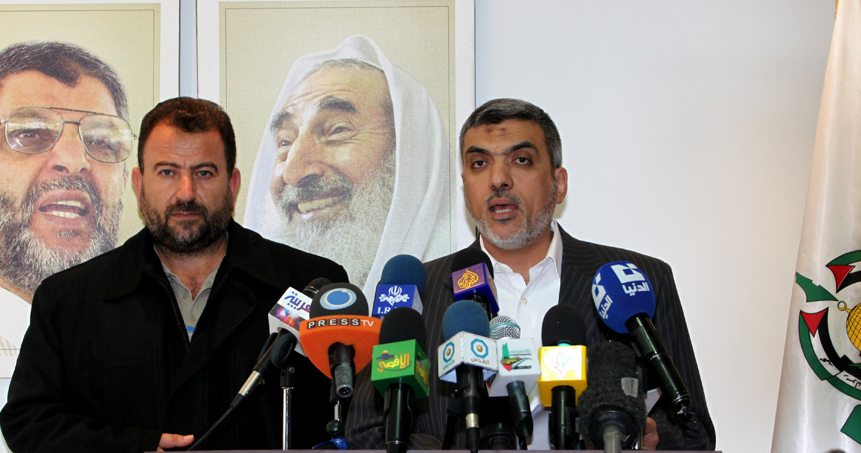 عزت الرشق يمينا 