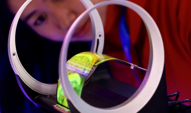 سامسونغ ليست الشركة الوحيدة التي تطور أجهزة قابلة للطي، إذ تعمل لينوفو على مثل هذا النوع من الهواتف (رويترز)