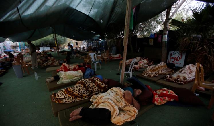 نشطاء يبيتون في مخيم بالخان الأحمر في مساع لإعاقة خطط إسرائيلية لهدم القرية (رويترز)