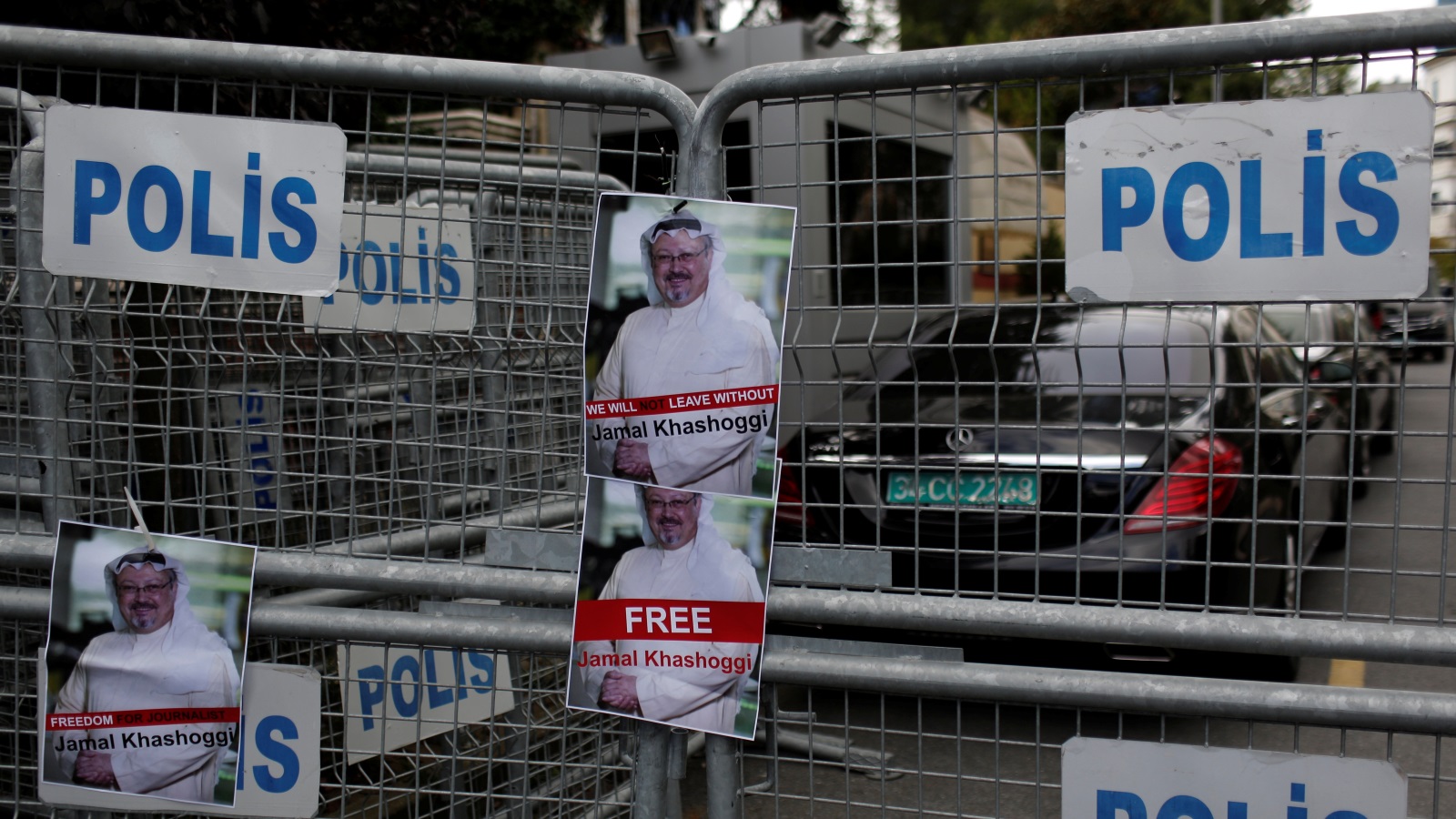 لافتة معلقة على حاجز عند مدخل القنصلية السعودية في إسطنبول تطالب بكشف مصير خاشقجي