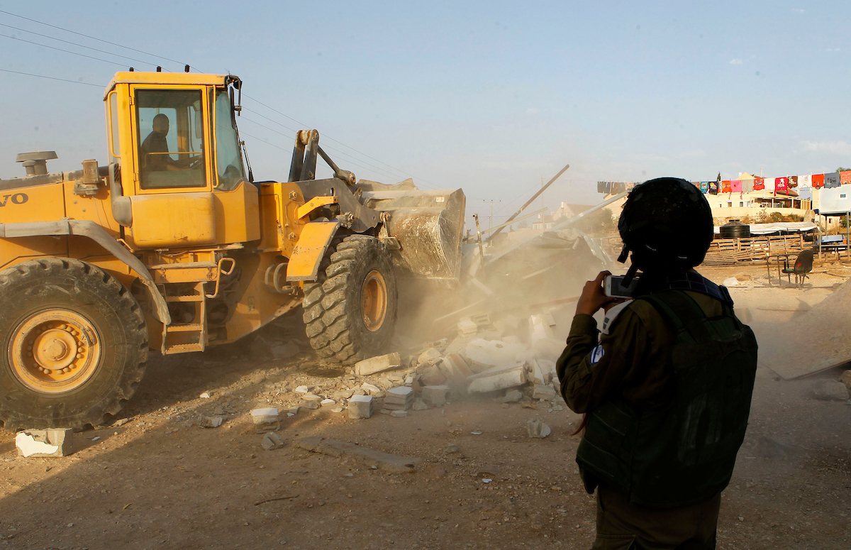 هدم 3 منازل وخيمتين سكنيتين وبركسا لتربية المواشي في القدس والخليل