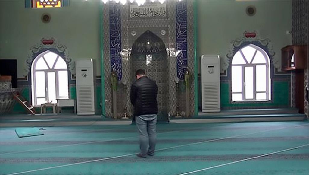 إمام المسجد وضع أشرطة بيضاء لتوجيه المصلين إلى الاتجاه الصحيح للقبلة (ديلي ميل)