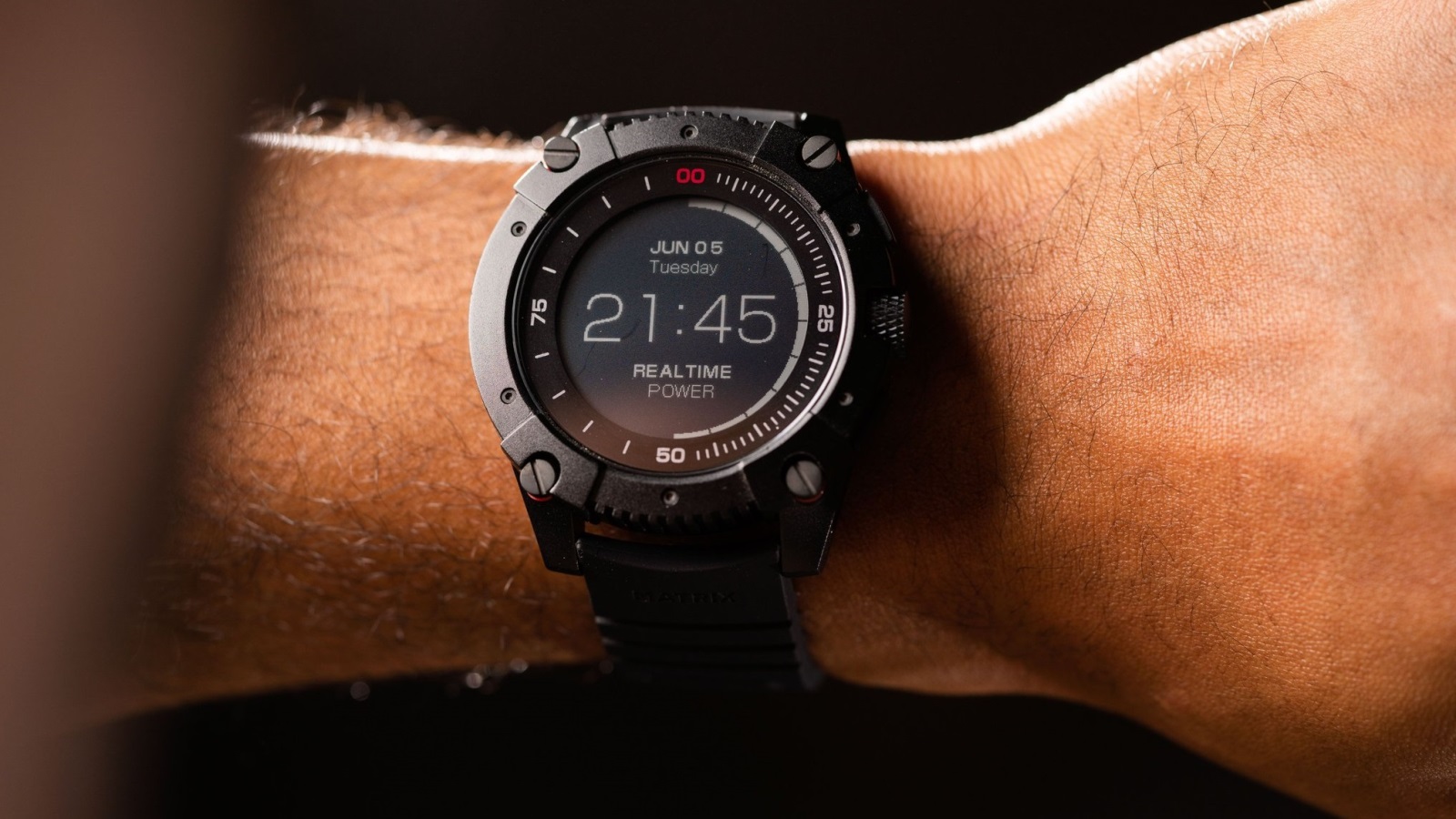 "ماتريكس باور ووتش إكس" تشحن من حرارة الجسم وتقاوم الماء