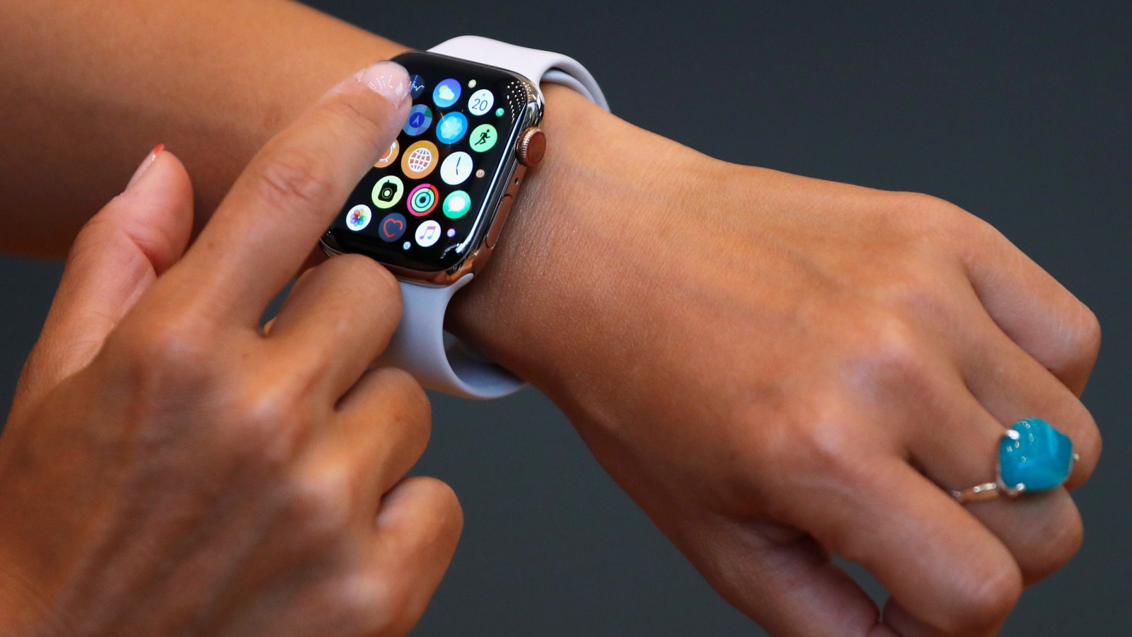 تكلفة إصلاح ساعة آبل الجديدة عالية مقارنة بسعرها، فثمنها يبدأ من 399 دولارا ورسوم إصلاح الشاشة 299 دولارا 