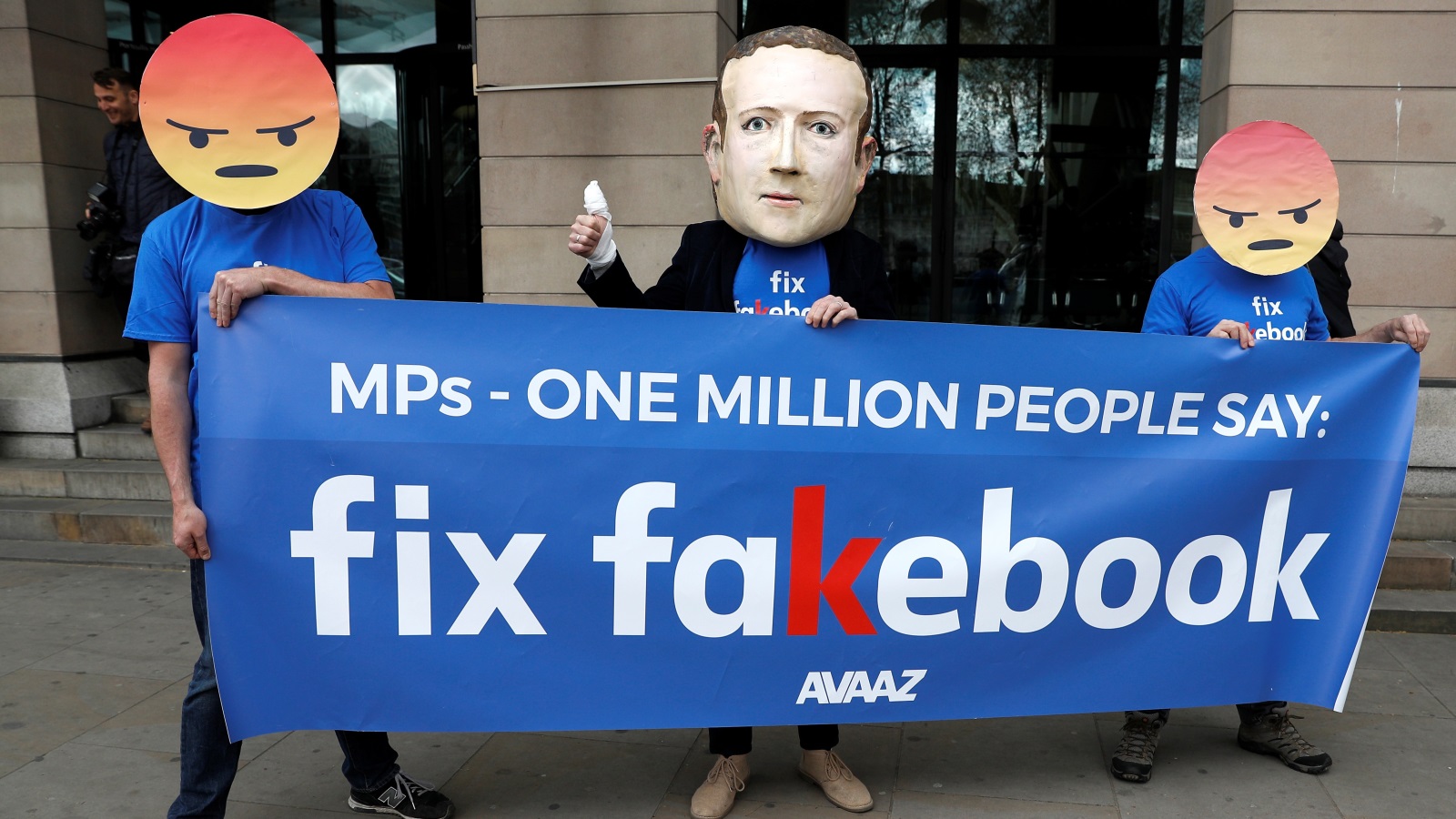 "ديفاينرز" شوهت سمعة المتظاهرين ضد شركة فيسبوك