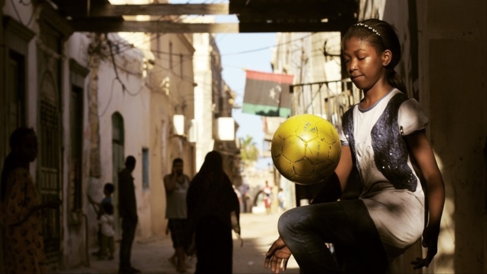 لقطة من فيلم "ملاعب الحرية" للمخرجة نزيهة عريبي 