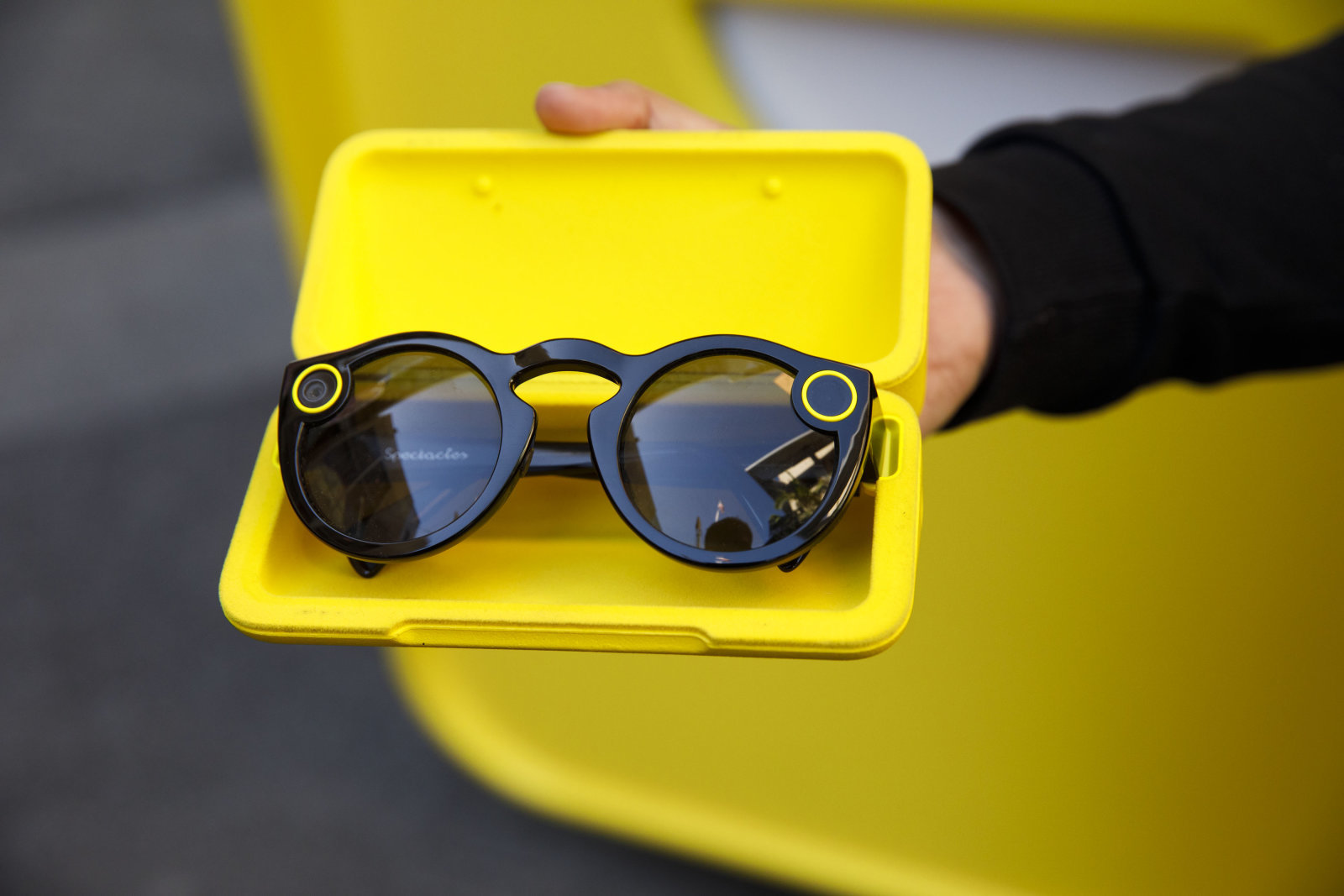سيبلغ سعر Spectacles المحدثة 350$ والذي يعتبر سعراً مرتفعاً بالمقارنة مع الإصدارات السابقة 
