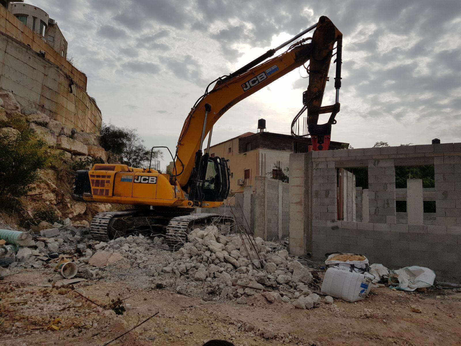 عريس فلسطيني يهدم منزله تفاديا للغرامات الإسرائيلية الباهظة