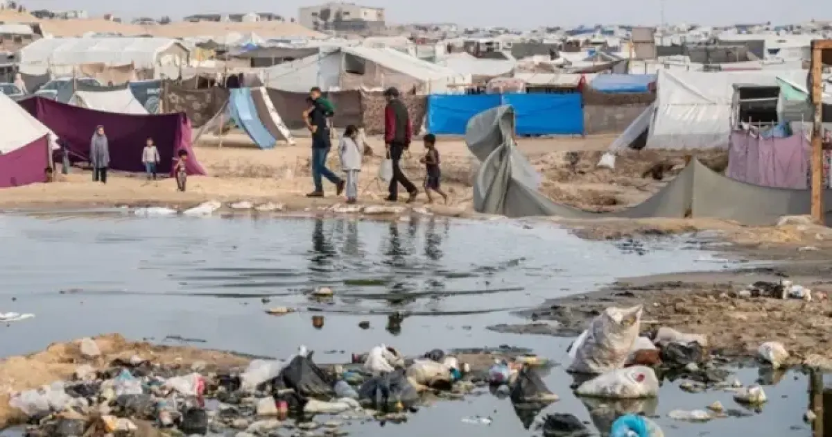 مخاطر صحية تتفاقم في غزة.. المياه الملوثة واقتراب الأمطار تهددان النازحين
