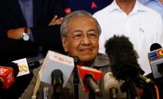 حالف مهاتير فاز بـ 112 مقعدا في البرلمان من أصل 222 (رويترز)