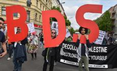 نشطاء من حركة "بي دي أس" في برلين يشاركون بمظاهرة في ذكرى النكبة (الجزيرة)