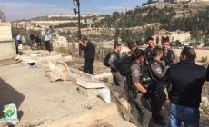 صورة للمقبرة وانتشار الشرطة الاسرائيلية بداخلها