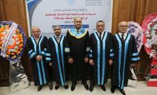 الباحث ياسر أبو هين أثناء مناقشة الدراسة