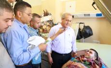 قيادة الجبهة تتفقد جرحى مسيرات العودة في مستشفيات القطاع بمناسبة العيد