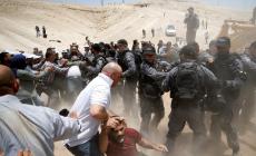 الاحتلال يغلق الخان الأحمر بالمكعبات الاسمنتية