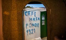 مدخل "مقهى الحافّة" في طنجة