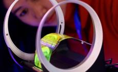 سامسونغ ليست الشركة الوحيدة التي تطور أجهزة قابلة للطي، إذ تعمل لينوفو على مثل هذا النوع من الهواتف (رويترز)