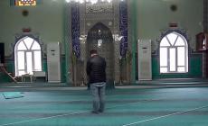 إمام المسجد وضع أشرطة بيضاء لتوجيه المصلين إلى الاتجاه الصحيح للقبلة (ديلي ميل)