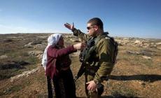 جندي اسرائيلي يستولي على أرض فلسطينية 