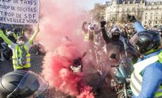 أصحاب "السترات الصفراء" يؤكدون أن احتجاجاتهم مستمرة حتى تستجيب الحكومة لمطالبهم