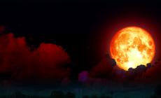 القمر الدموي