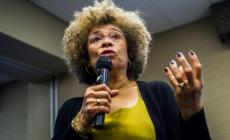 المناضلة أنجيلا ديفيس (أ ب)