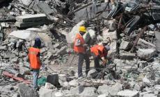 عمال من الاشغال والبلديات يزيلون الركام