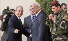 صائب عريقات خلال استقباله جورج ميتشل 