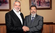 جانب من اللقاء بين مرسي وهنية (الأرشيف)