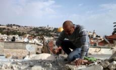 بلدية الاحتلال تجبر عائلة على هدم غرفتين من منزلها