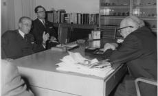 أومبريخت (من اليسار) خلال لقائه مع الرئيس الإسرائيلي، زلمان شيزار (أرشيف الصليب الأحمر)