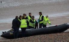 عملاء من الاستخبارات البريطانية، استخدموا "أزمة الهجرة" كغطاء لتهريب العالم الإيراني