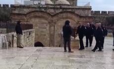 بالصور: قائد شرطة الاحتلال وضباط "شاباك" يقتحمون مصلى الرحمة