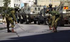 الاحتلال يفتش منازل وينصب حواجز في الخليل
