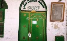 مستوطنون يضعون مادة لاصقة على باب وقفل مسجدٍ