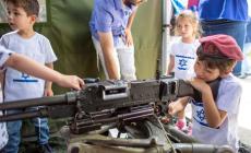 هكذا يحرض الاحتلال أطفاله على العنف وحمل السلاح (شاهد)