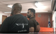 أسير فلسطيني يمثل مشهد قتله جندي إسرائيلي (شاهد)