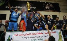 جانب من تتويج الفائز باللقب